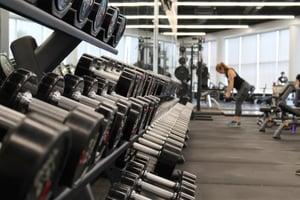 woman-lifting-weights